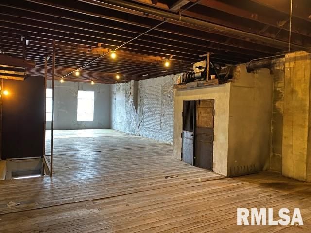 154 W Main St, Galesburg, IL 61401
